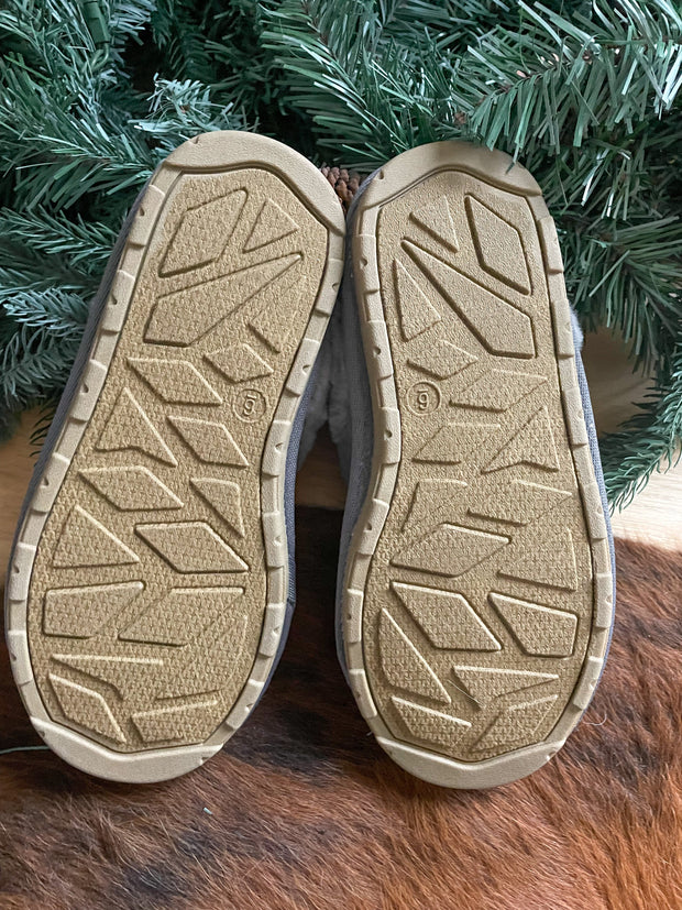 Cabin Fever Cable Knit Slippers: Gray