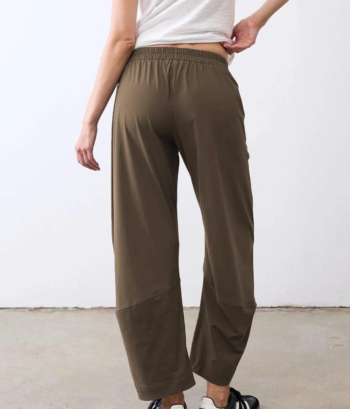 Havenport Barrel Travel Pant: Chocolate