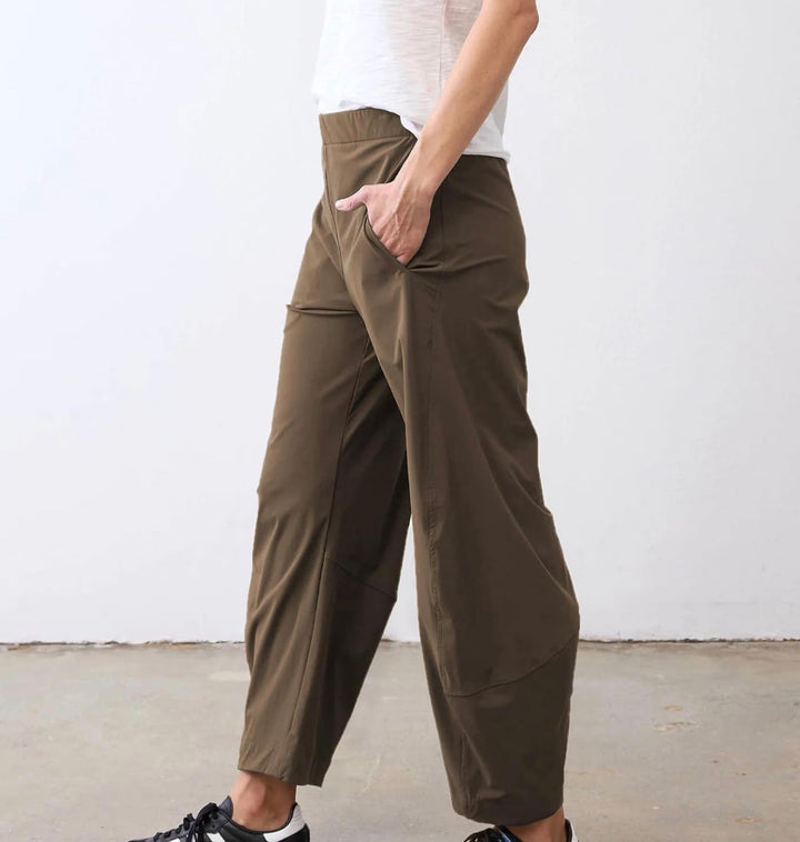 Havenport Barrel Travel Pant: Chocolate